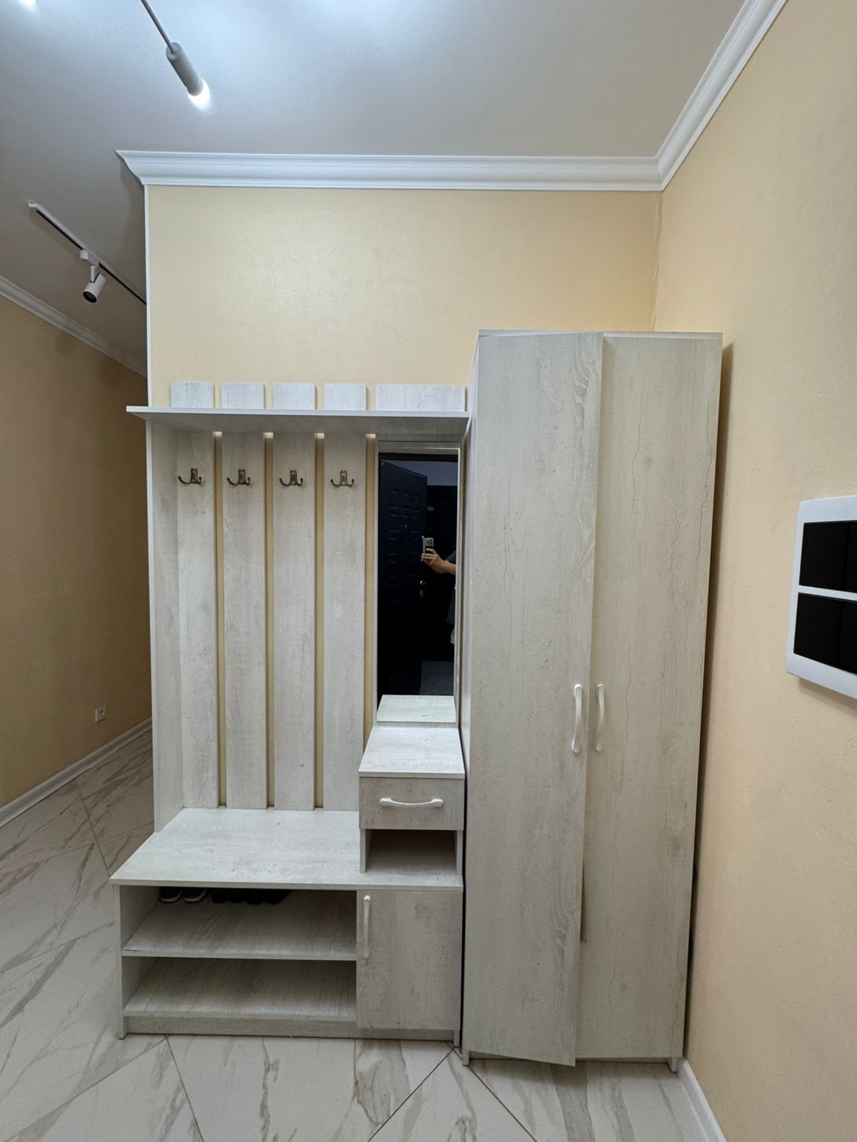 Продам шкаф с зеркалом в прихожую