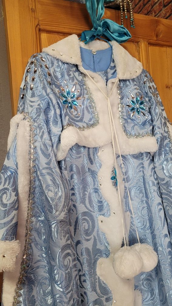 Продам костюмы д. Мороза и Снегурочки