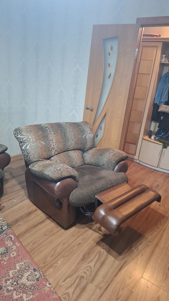 Диван  с двумя креслами