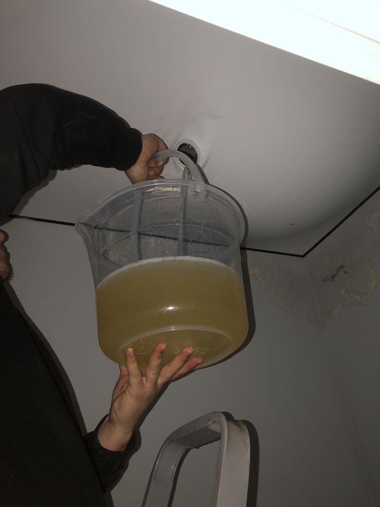 Ремонт натяжных потолков, слив воды, пореза. Установка люстр, спот