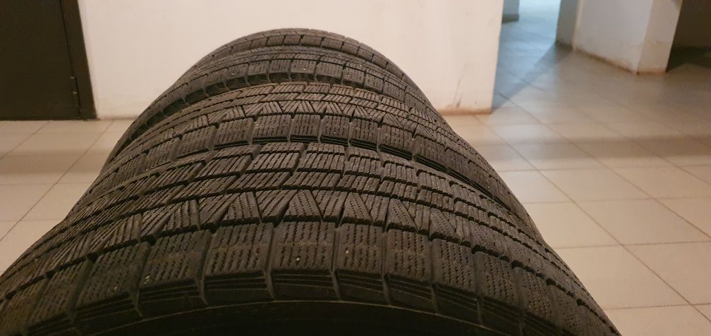 Продам зимние шины 235/45R18