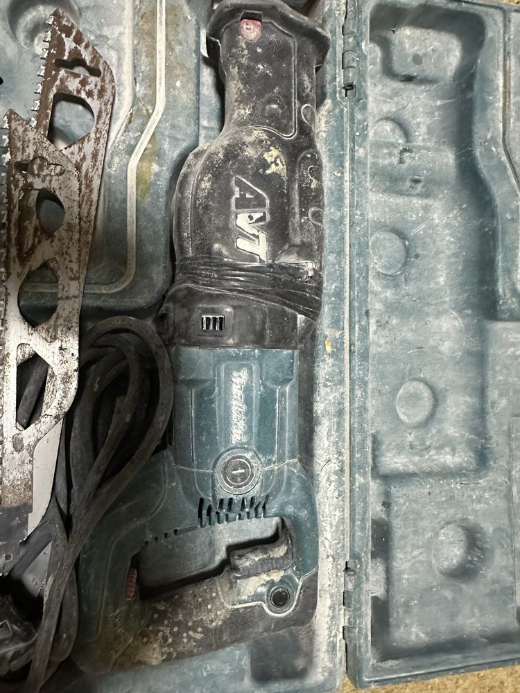 Сабельная пила makita