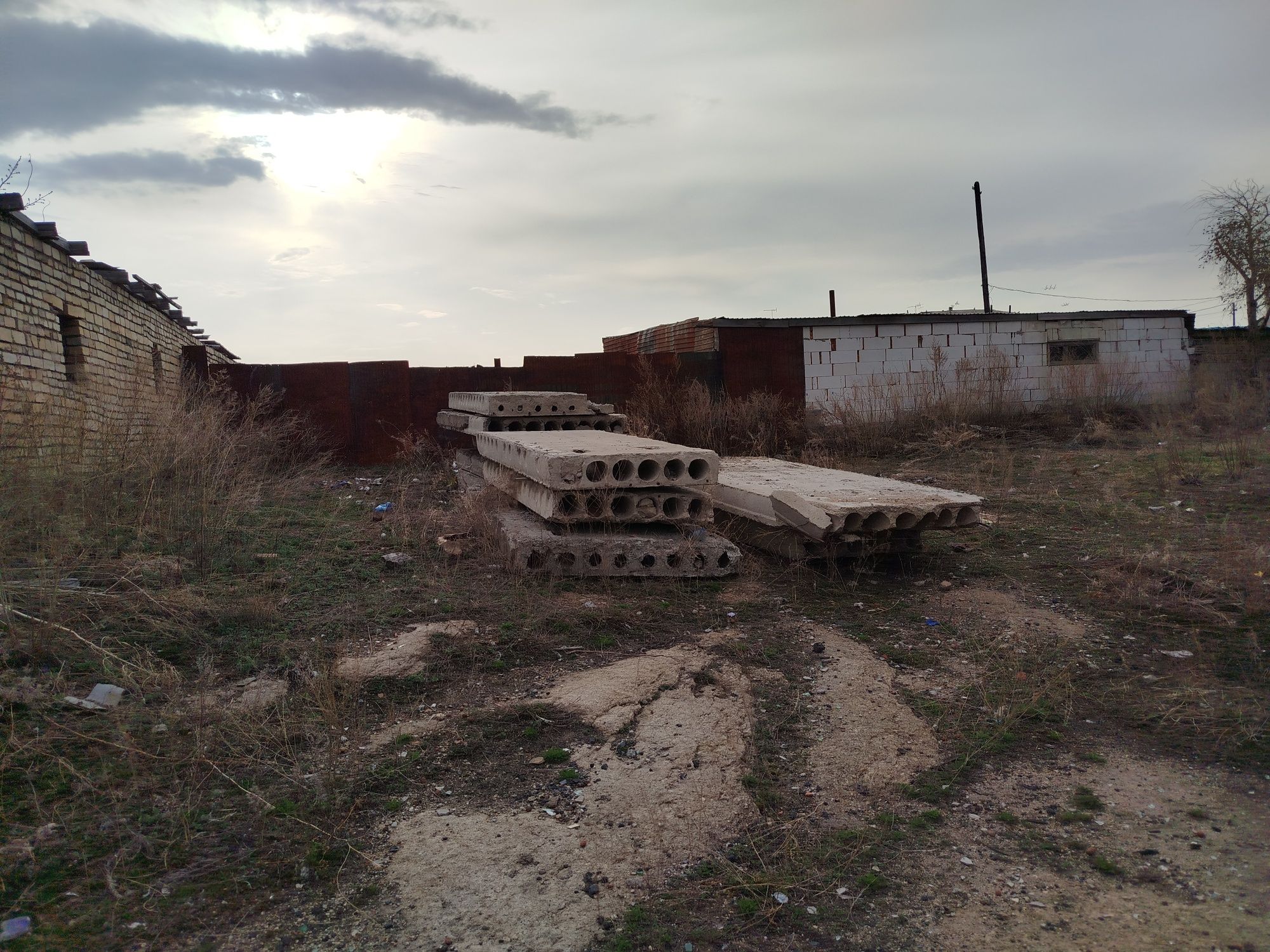 Бетонные плитки в количестве 10 штук
