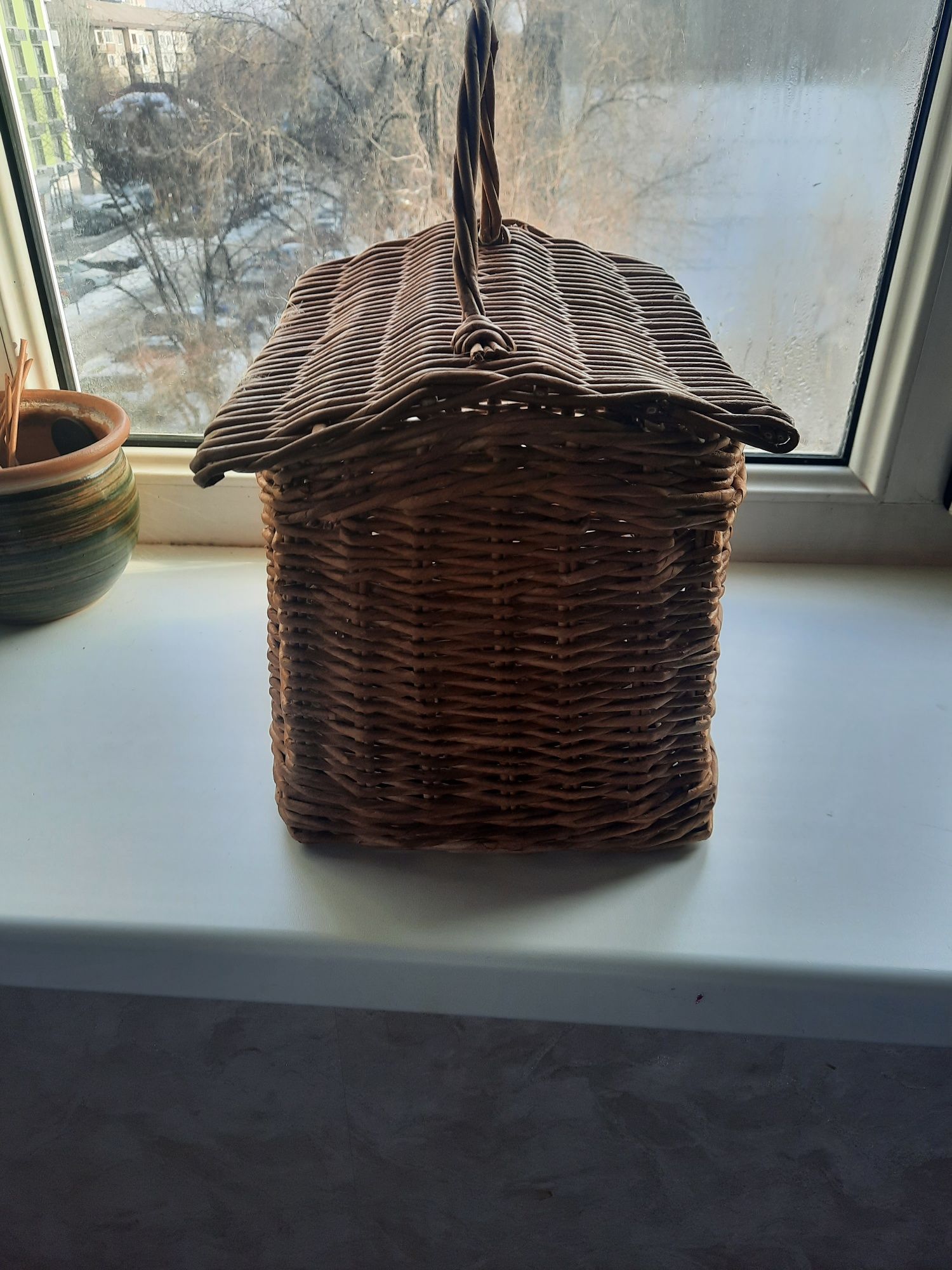 Корзина - домик из бумажной лозы