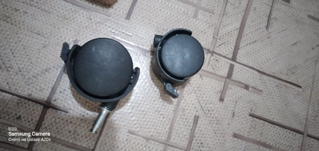 Продам колесик на кресло и ручка на дверь