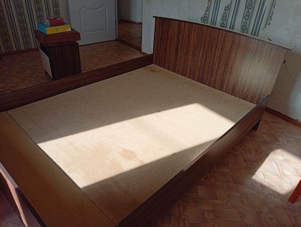 Двухспальная кровать.