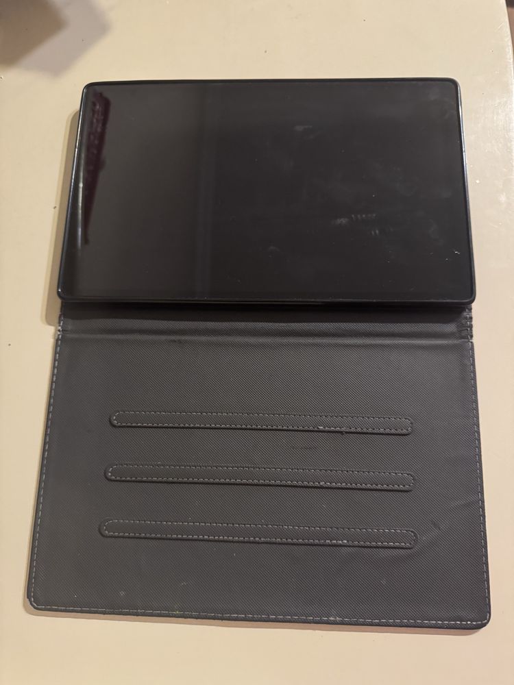 Планшет Lenovo с чехлом