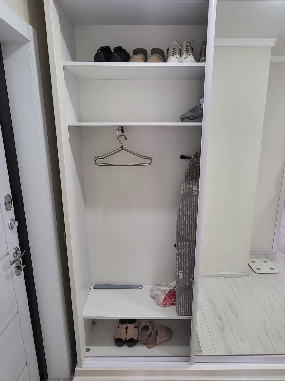 Продам шкаф - купе в отличном состоянии.