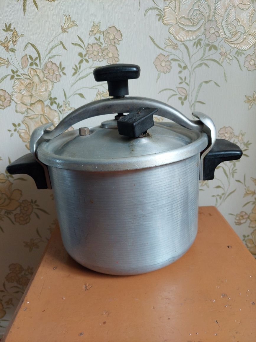 Продам  скороварку производства СССР 6л