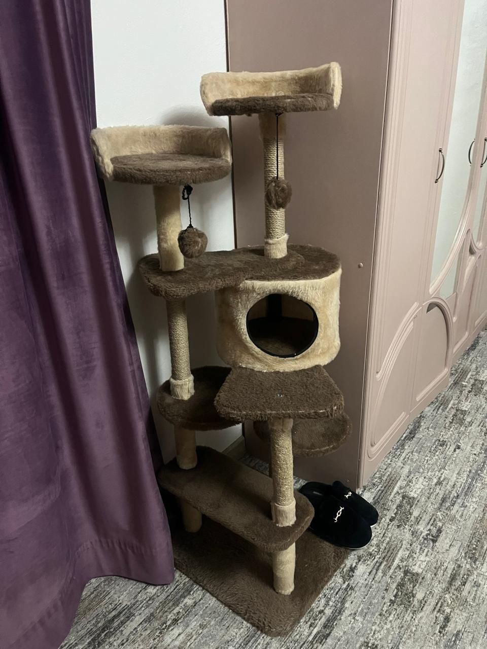 Домик игровой для котов.
