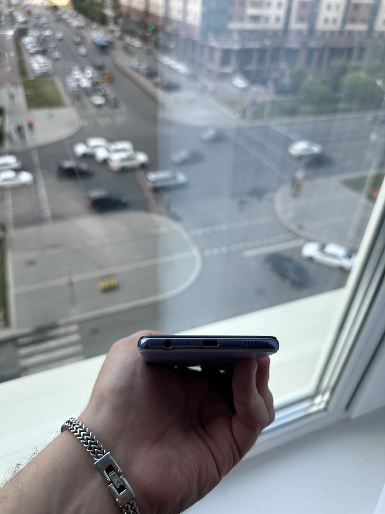 Продам смартфон Samsung Galaxy A52 4/128GB в идеальном состояние!
