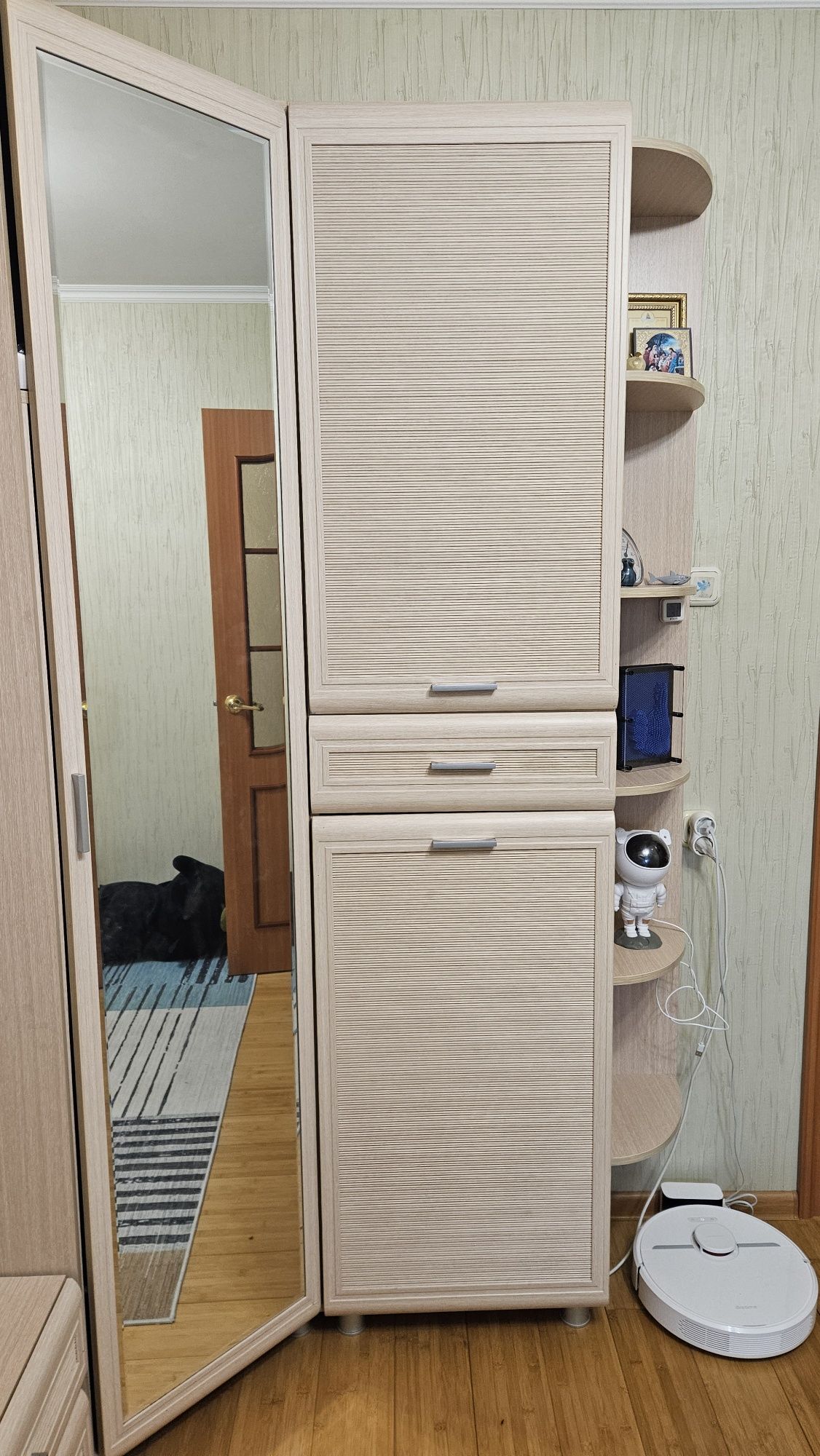 Шкаф в прихожую угловой