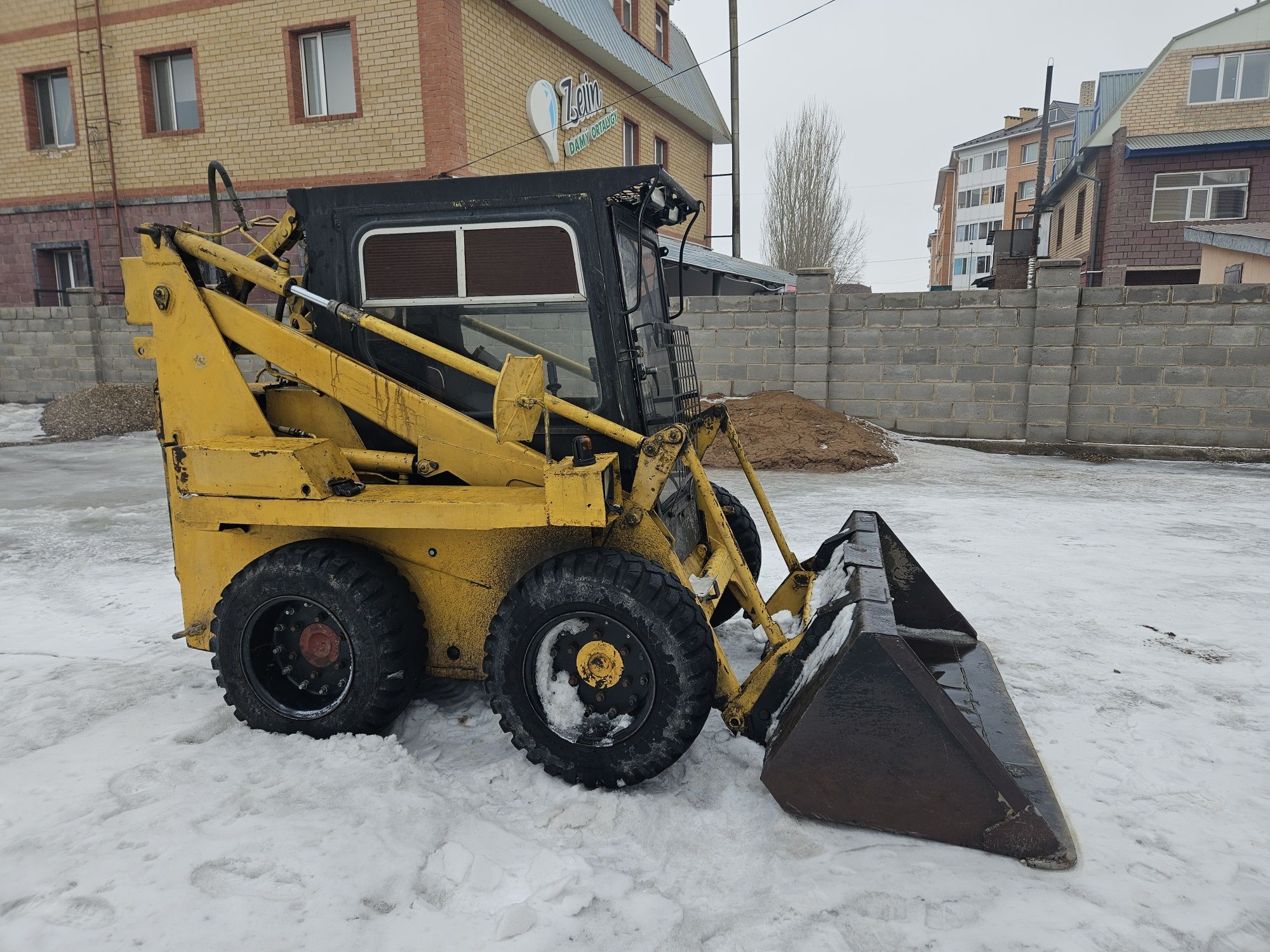 Продам мини погрузчик мксм-800 2 в 1 отличном состояния  срошна