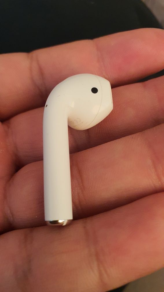 Продам левый и правый наушники  airpods  2