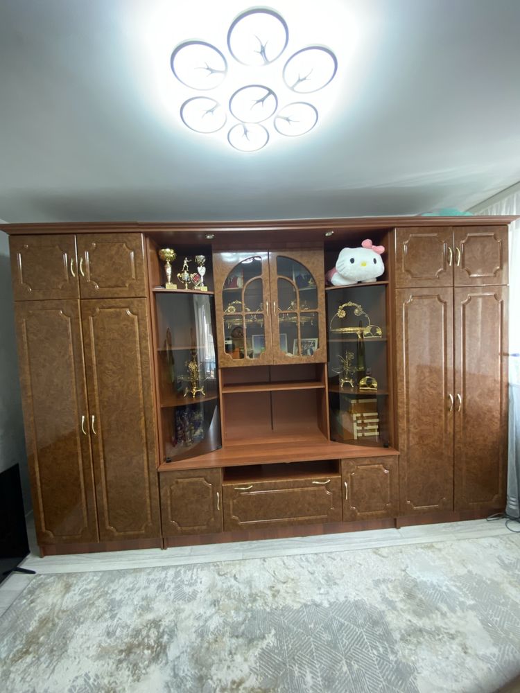 Продаю стенку для гостиной мебели