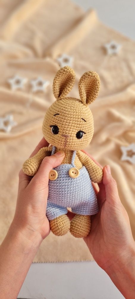 Вязаная игрушка зайка