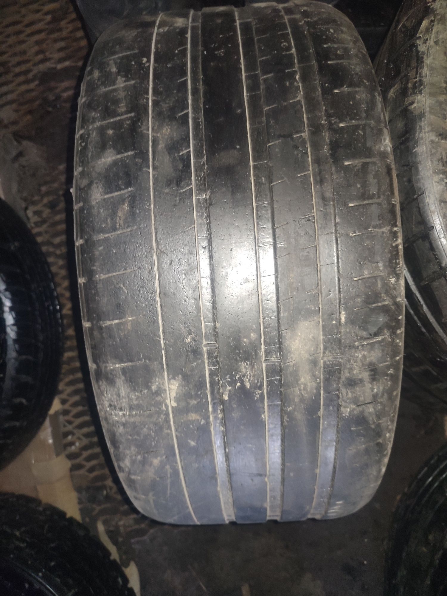 Шина безкамерка размер 285 /35 ZR
