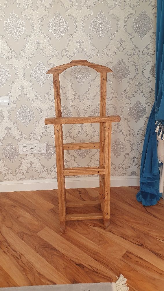 Продаем плечики напольные из карагача