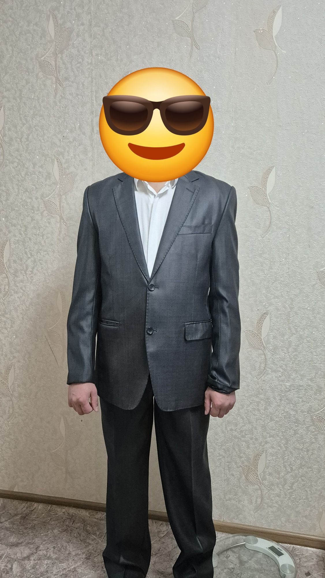Костюм мужской белый и серый