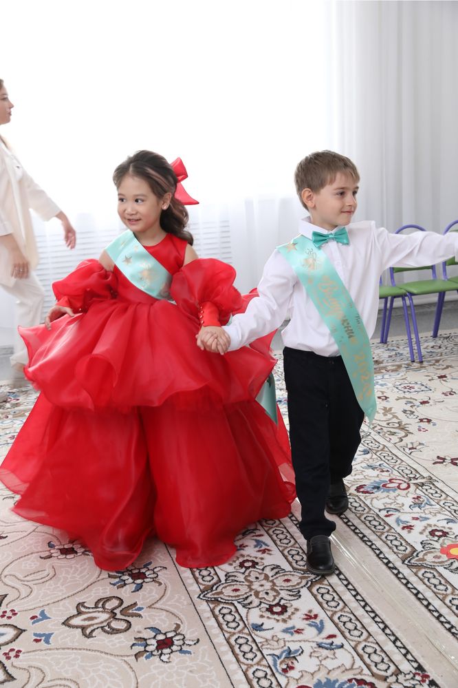 Продам детское платье на 5-6 лет