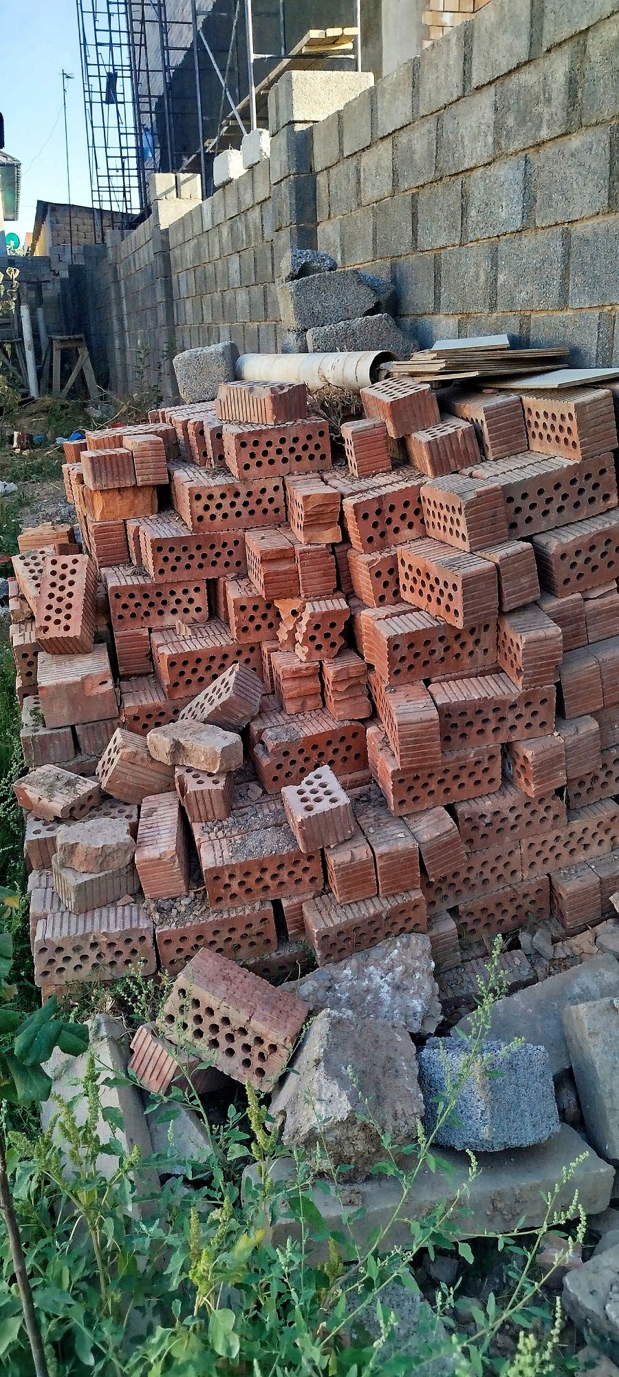 Продаю кирпичи 1,5 имеется 500штук