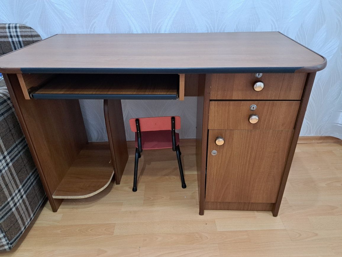 Продам компьютерный стол