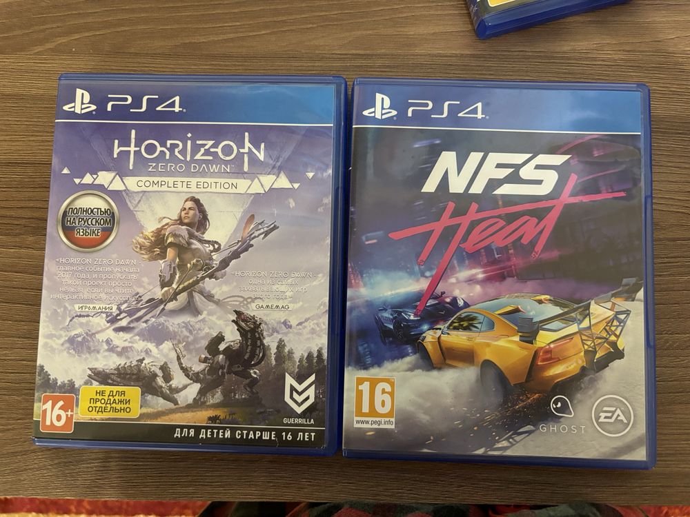 Продам PlayStation 4 + игровые диски и 2 контролера