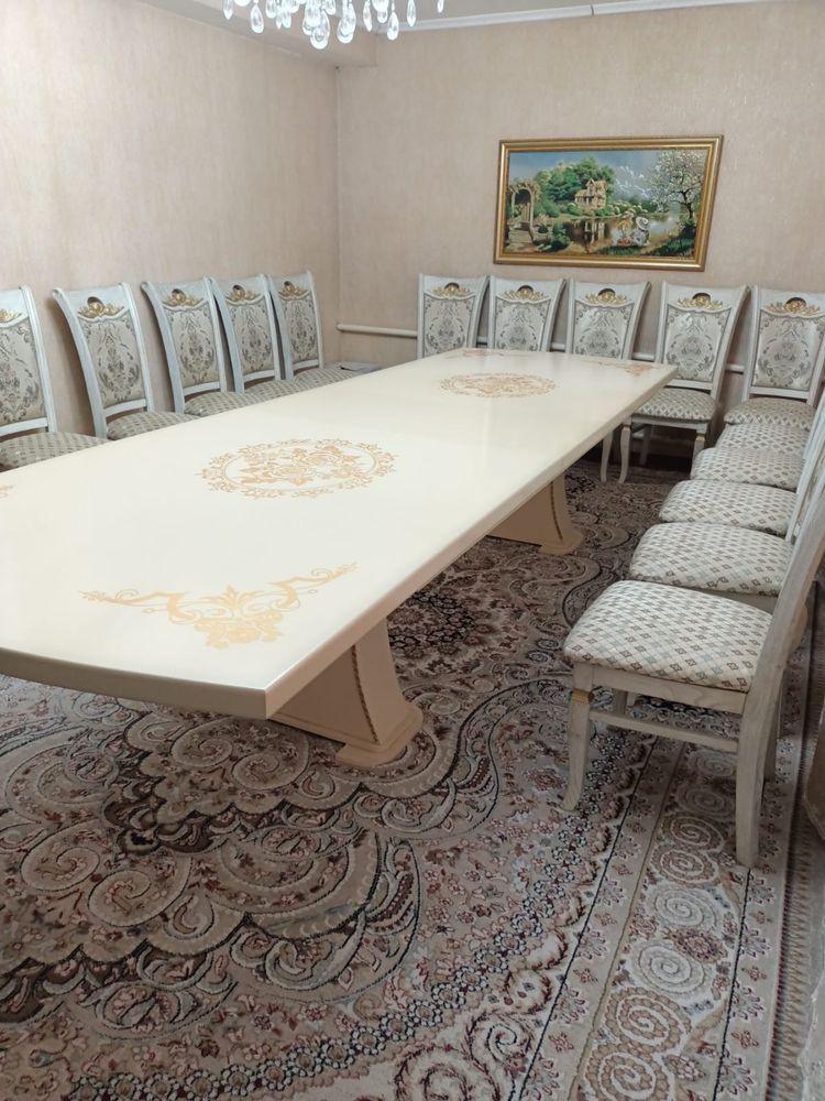 Гостевой стол с 15 стулами