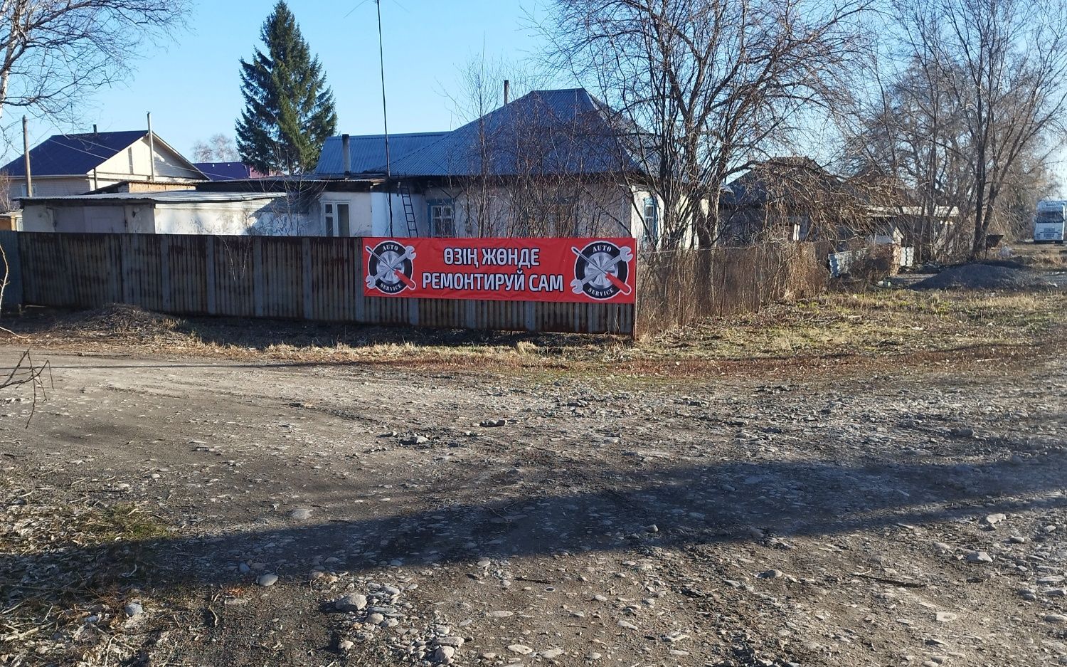 Дом деревянный, гараж, хоз блок