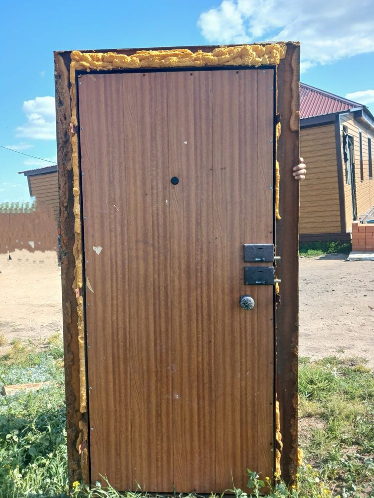 Продам входную железную дверь