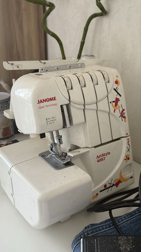 Бытовой Оверлок janome