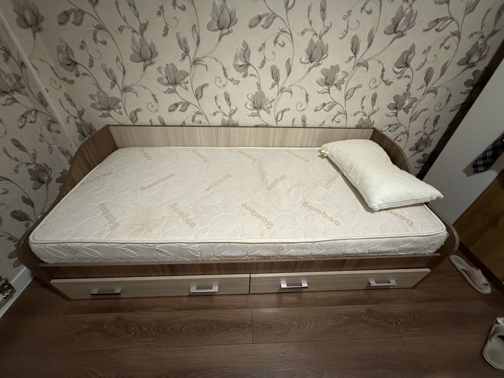 Продам кровать с матрацом срочно