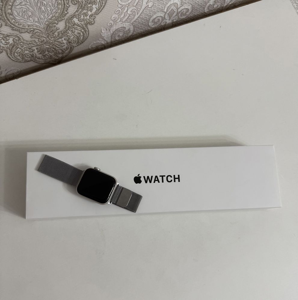 Продам Apple Watch SE 40mm оригинал в хорошем состоянии
