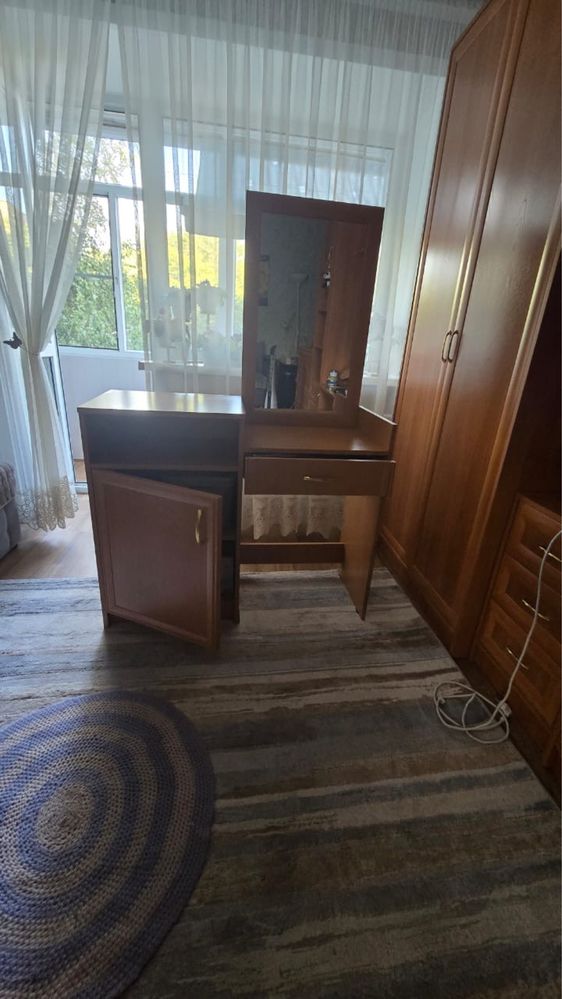 Продам туалетный столик