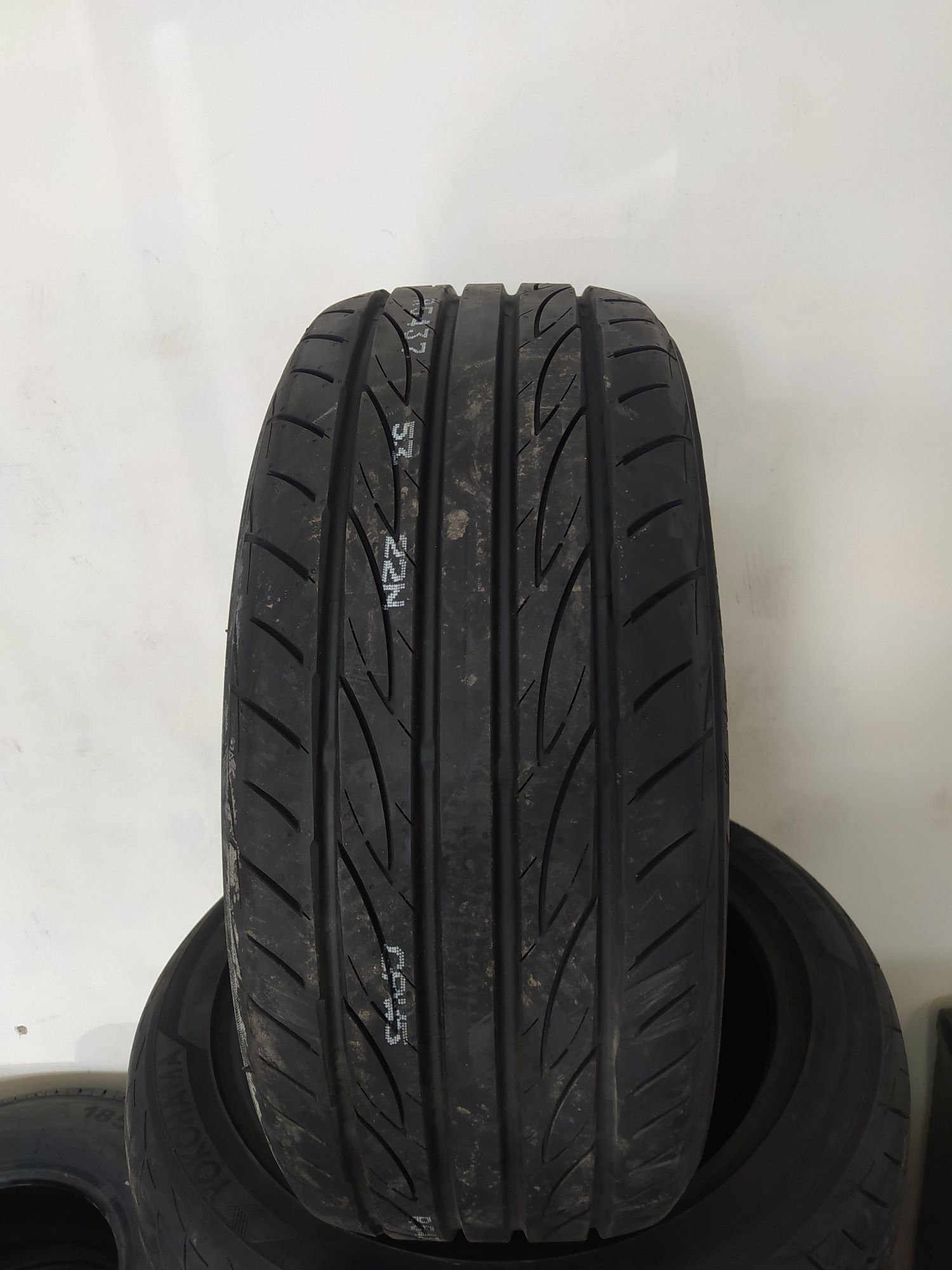 245/45R18 Yokohama V701