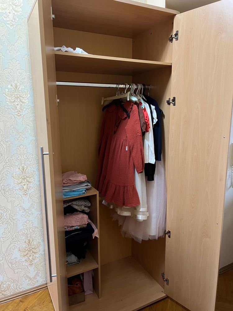 Продам двухдверный шкаф
