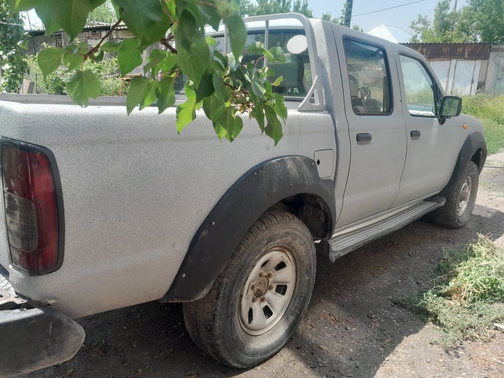Ниссан пикап МП300 рамный 2.4