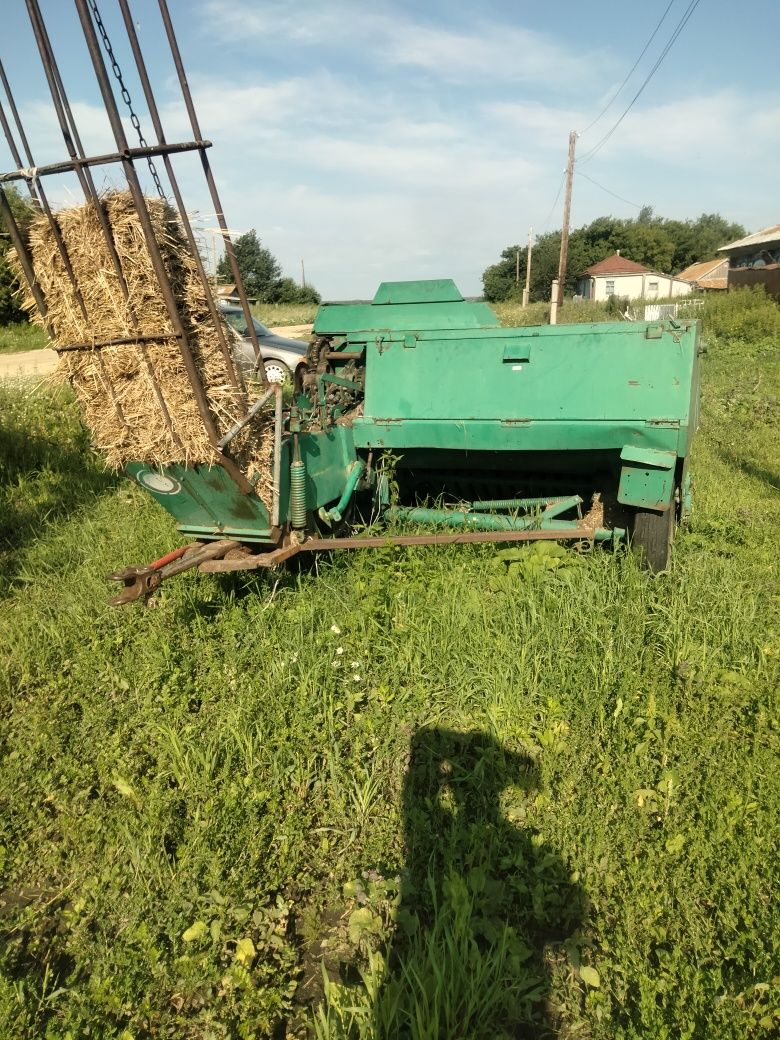 Пресс подборщик тюковый, квадратный.