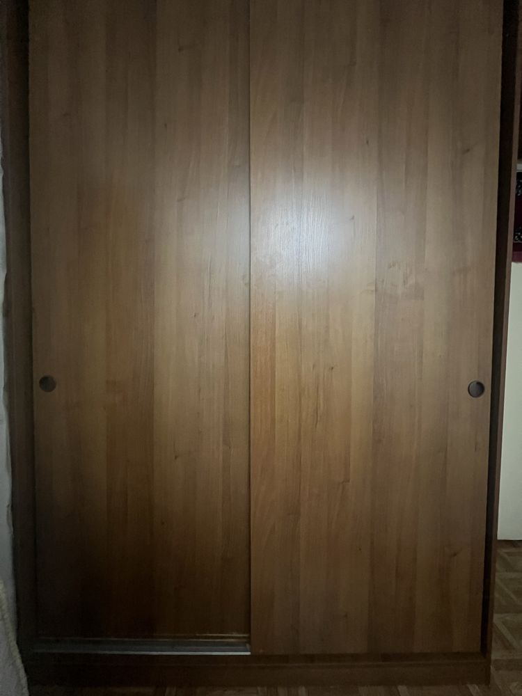 Шкаф из темного дерева