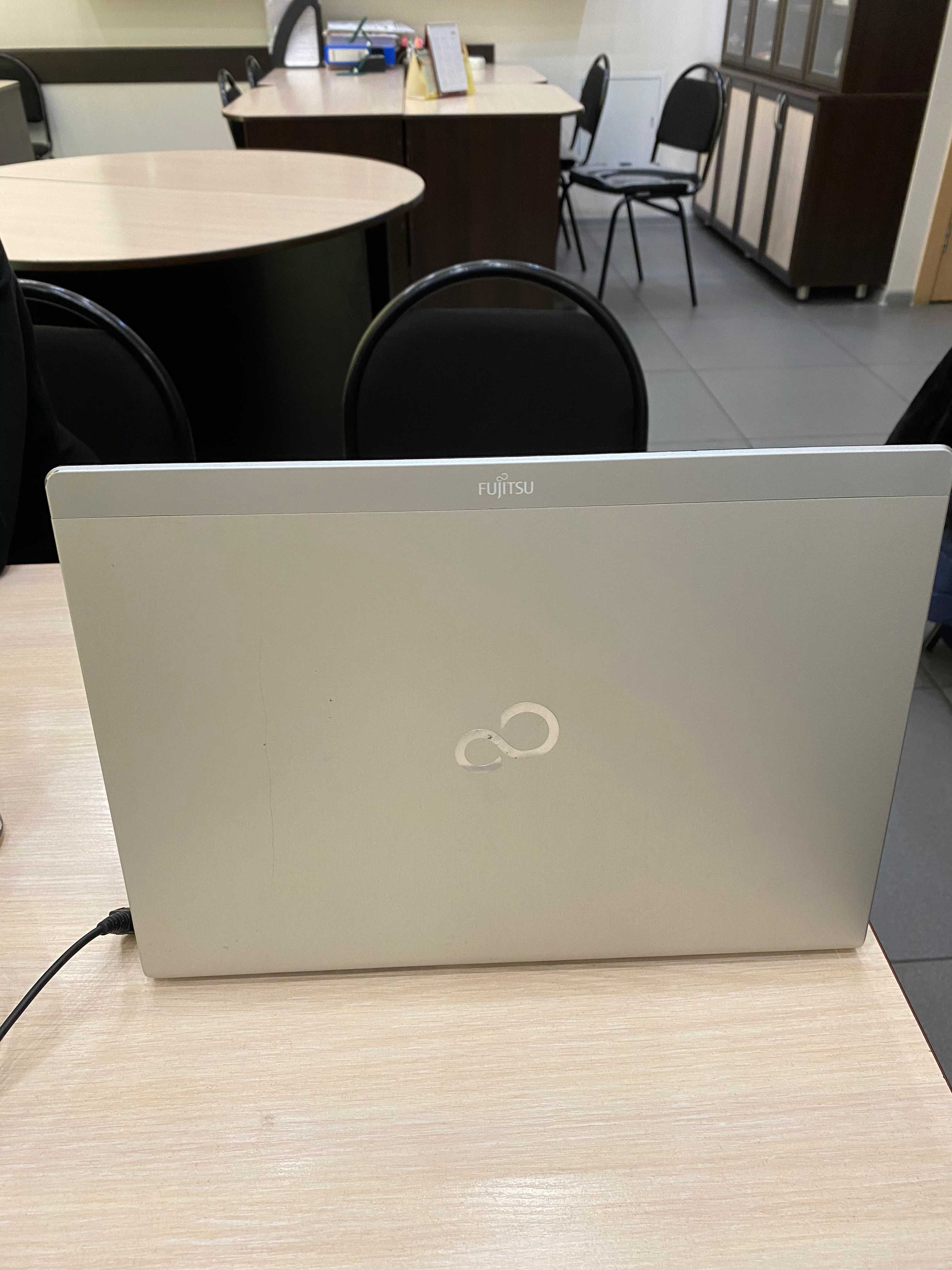 Ноутбук Fujitsu LIFEBOOK UH552