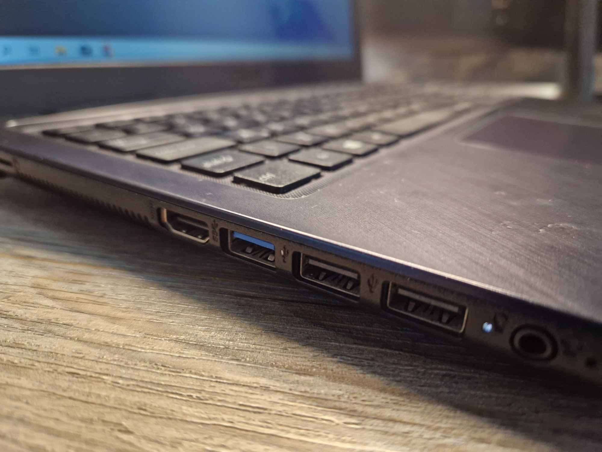 Ноутбук Asus для работы сост норм акум держит