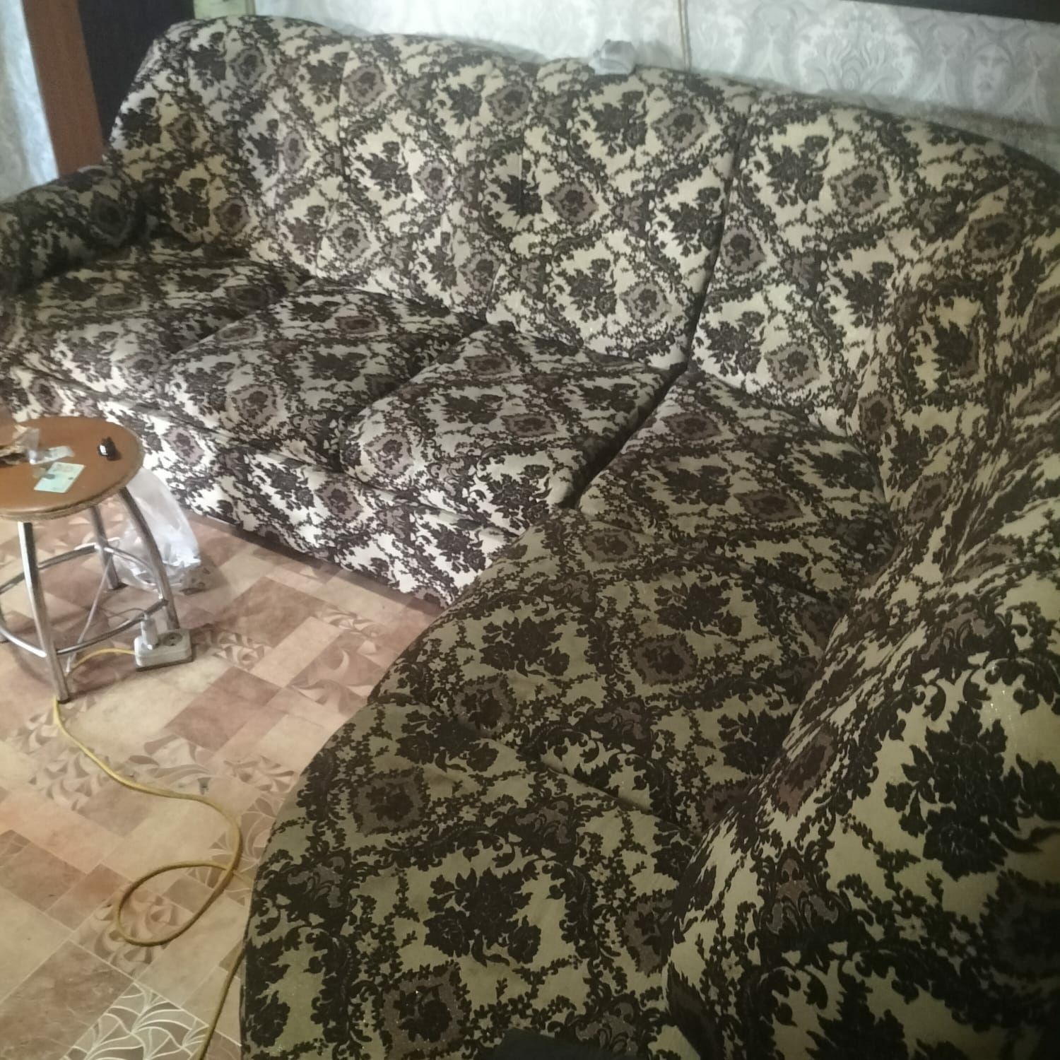 Продам угловой диван с креслом