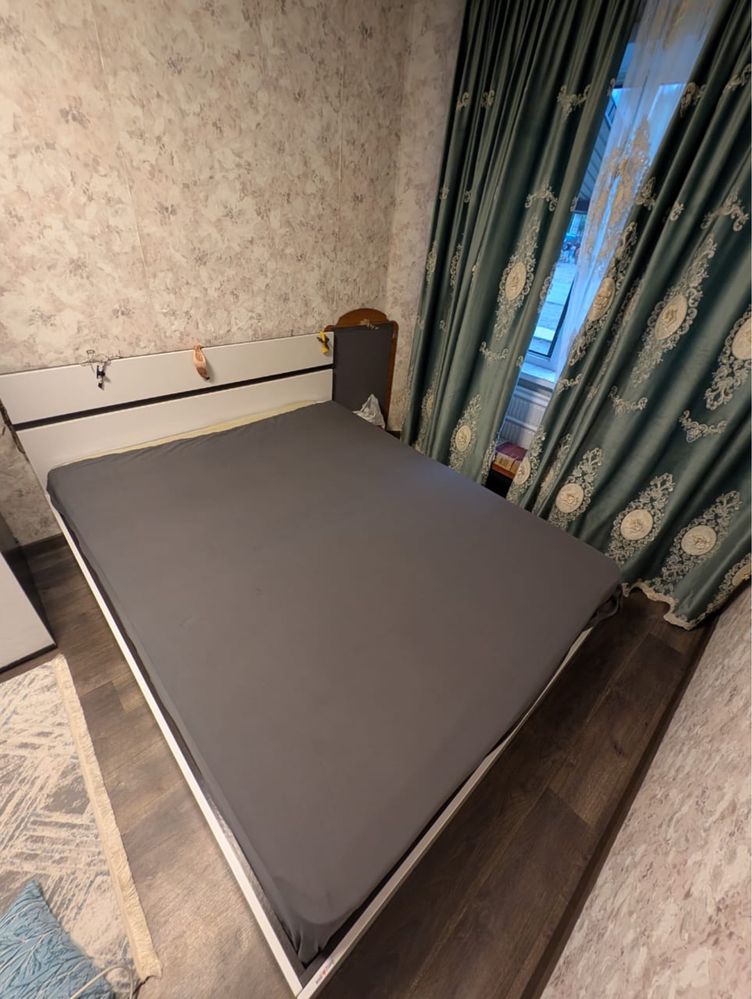 Кровать с матрасом в хорошем состоянии 160*200