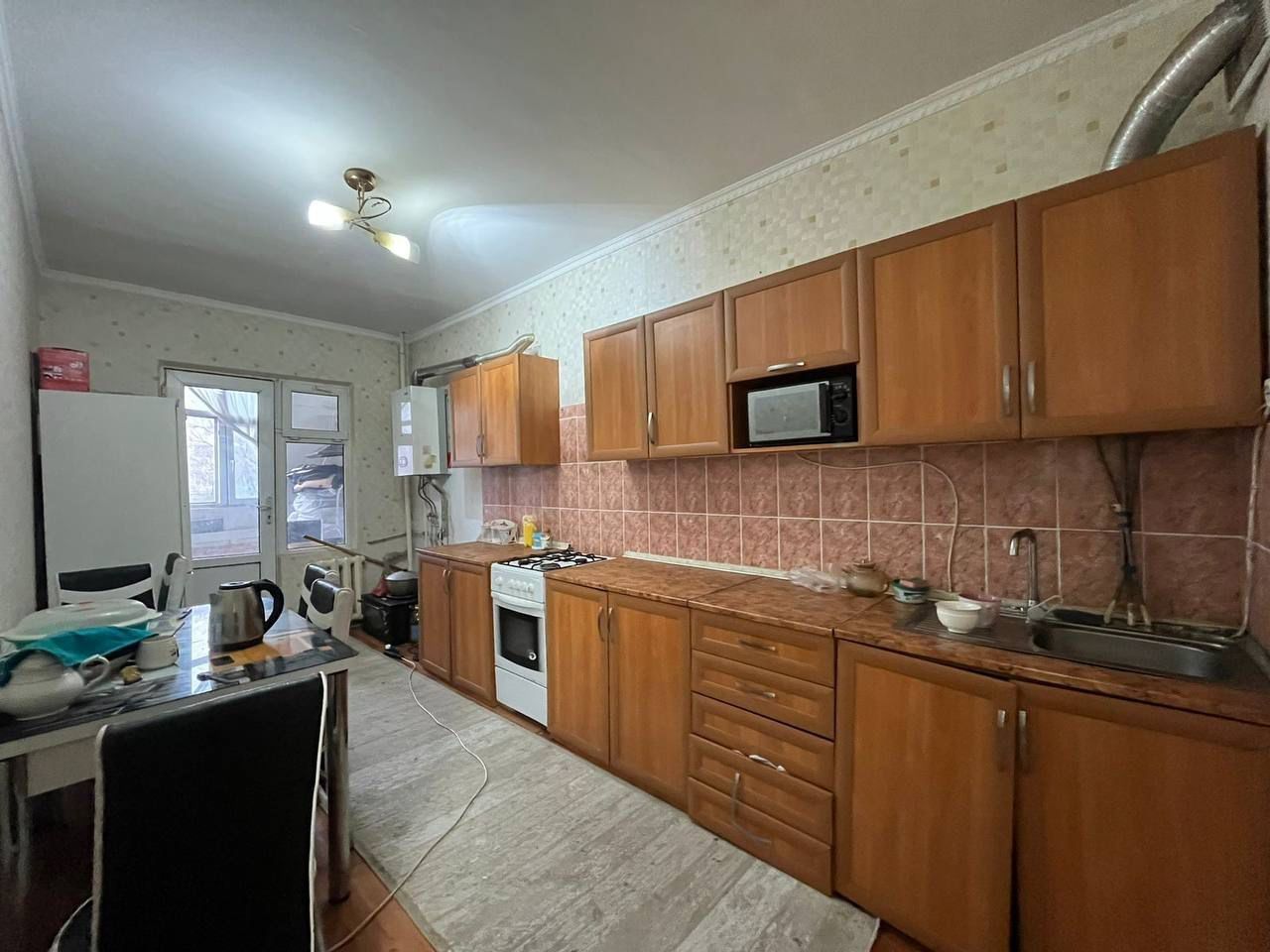 Кирпичный дом, очень удобный расположение, школа, садик, поликлиника,