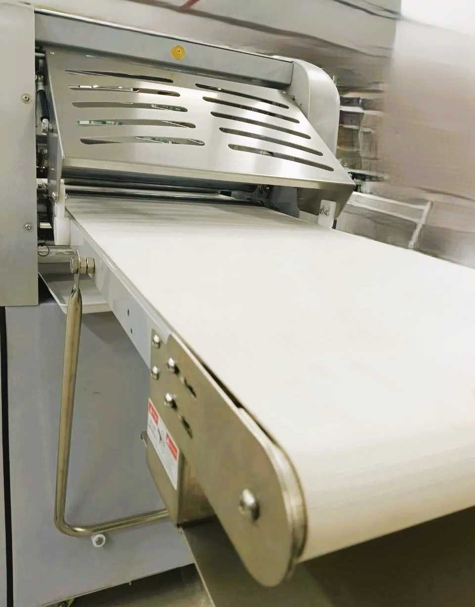 Тестораскаточная машина напольная DM-520A