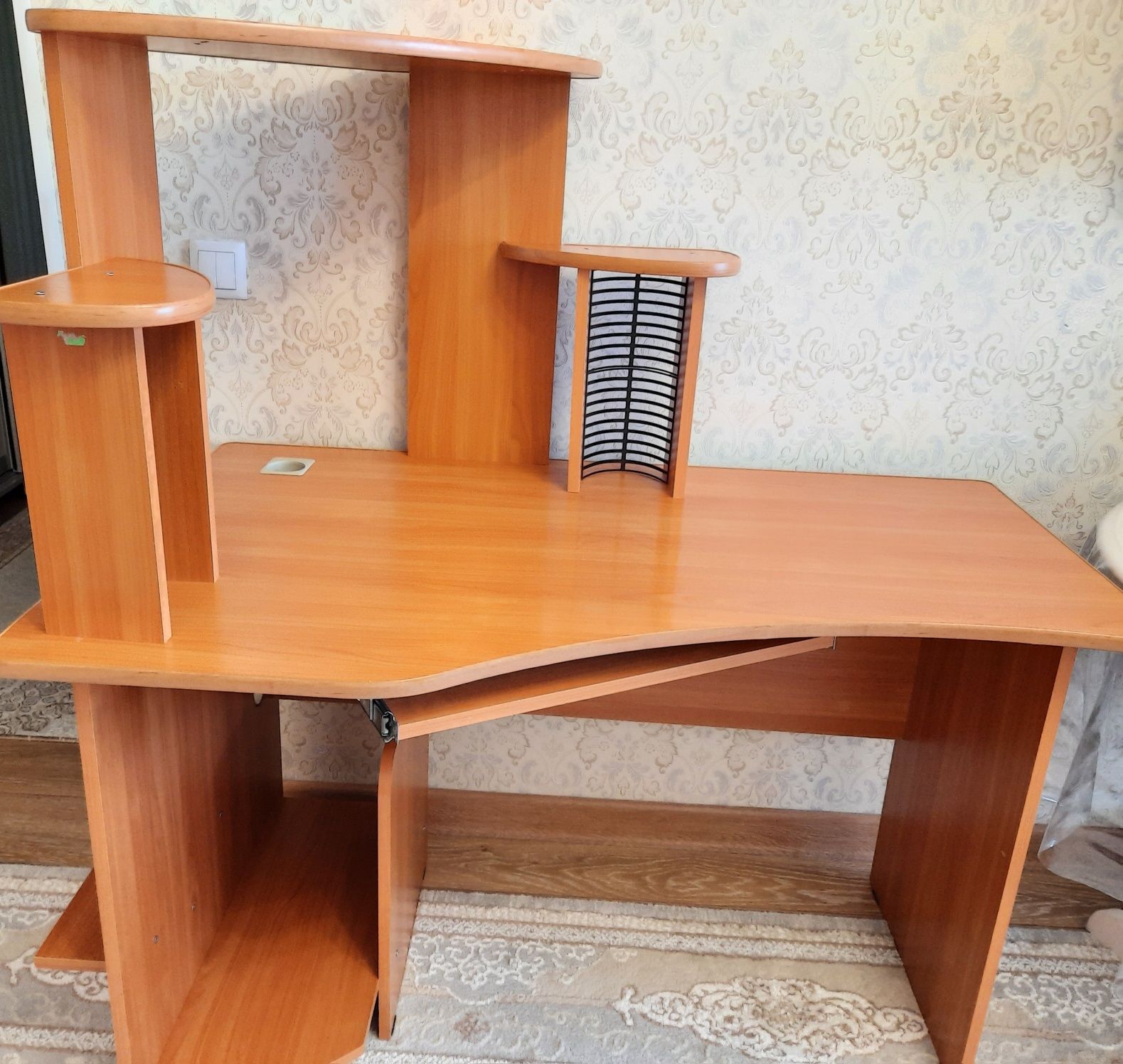 Продаётся компьютерный стол, б/у.