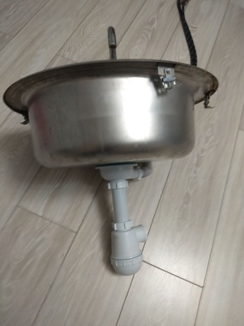 Продается кухонная мойка со смесителем.