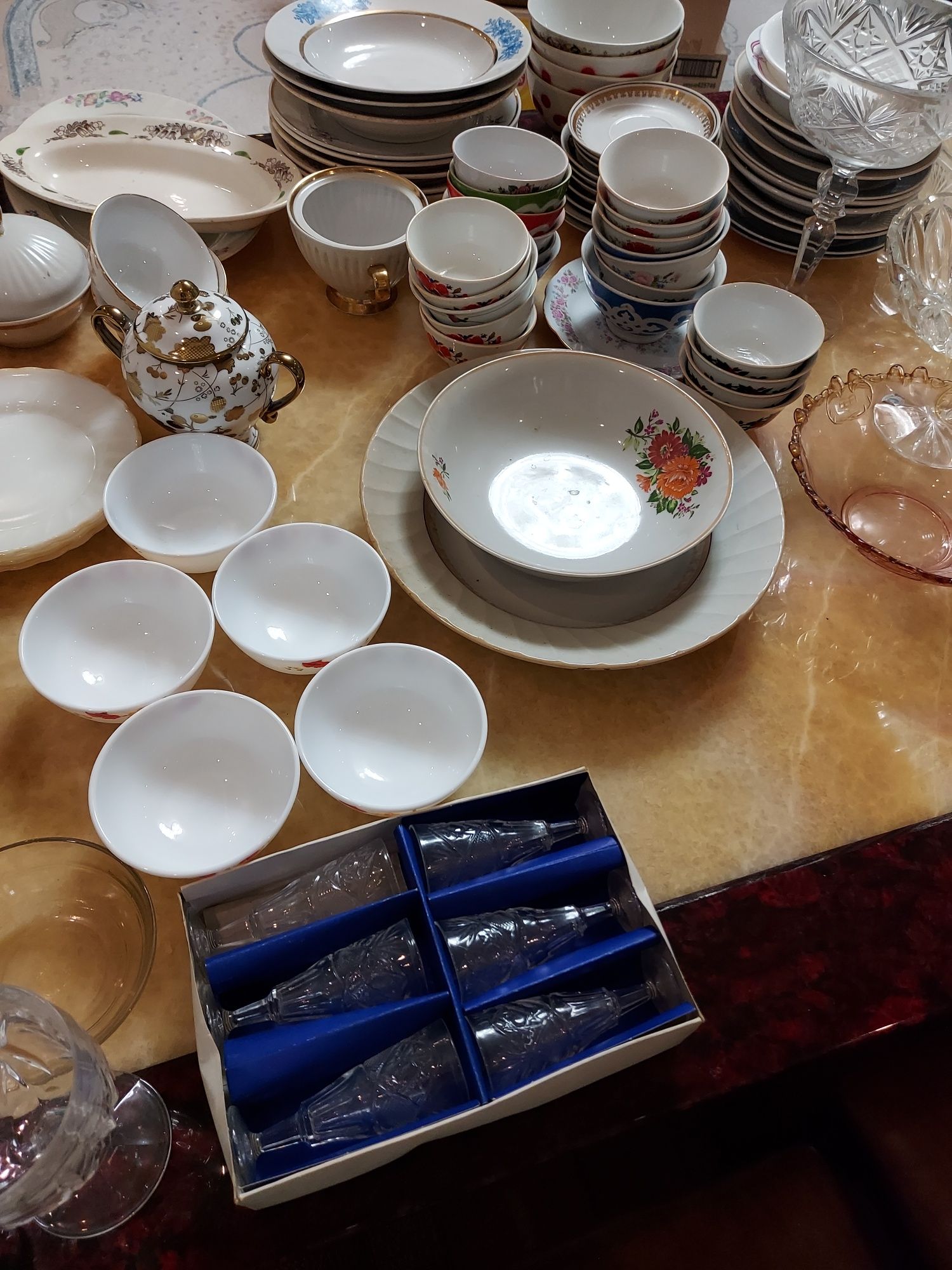 Продам куханную посуда тарелки чашки вазы хрустальь