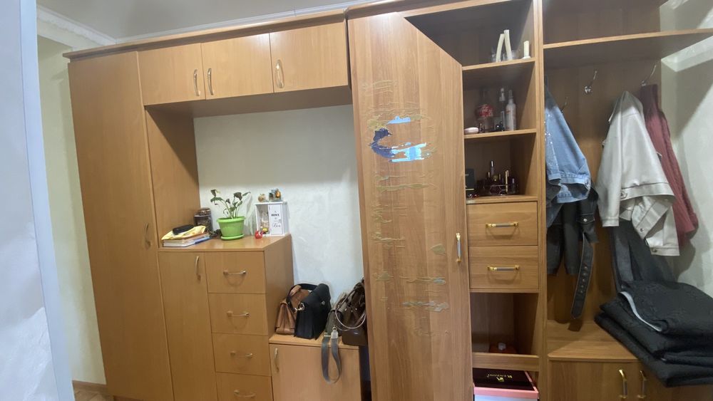 Большой шкаф для прихожки