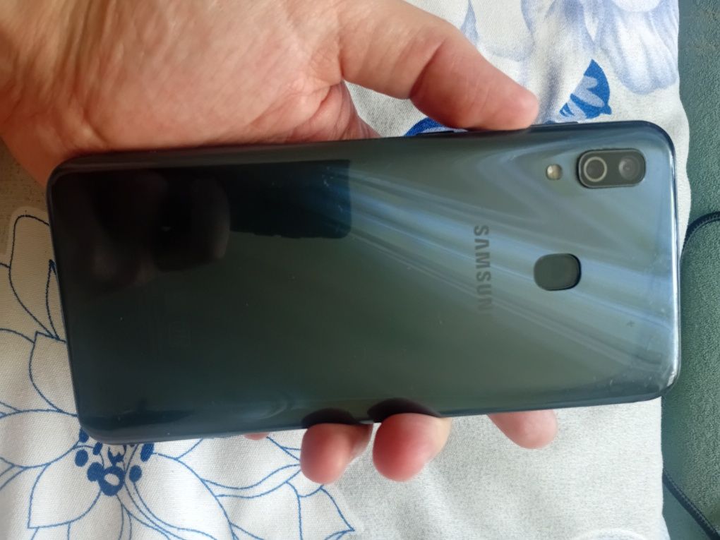 Продам смартфон galaxy A30. Можно на запчасти или замена батарейки!